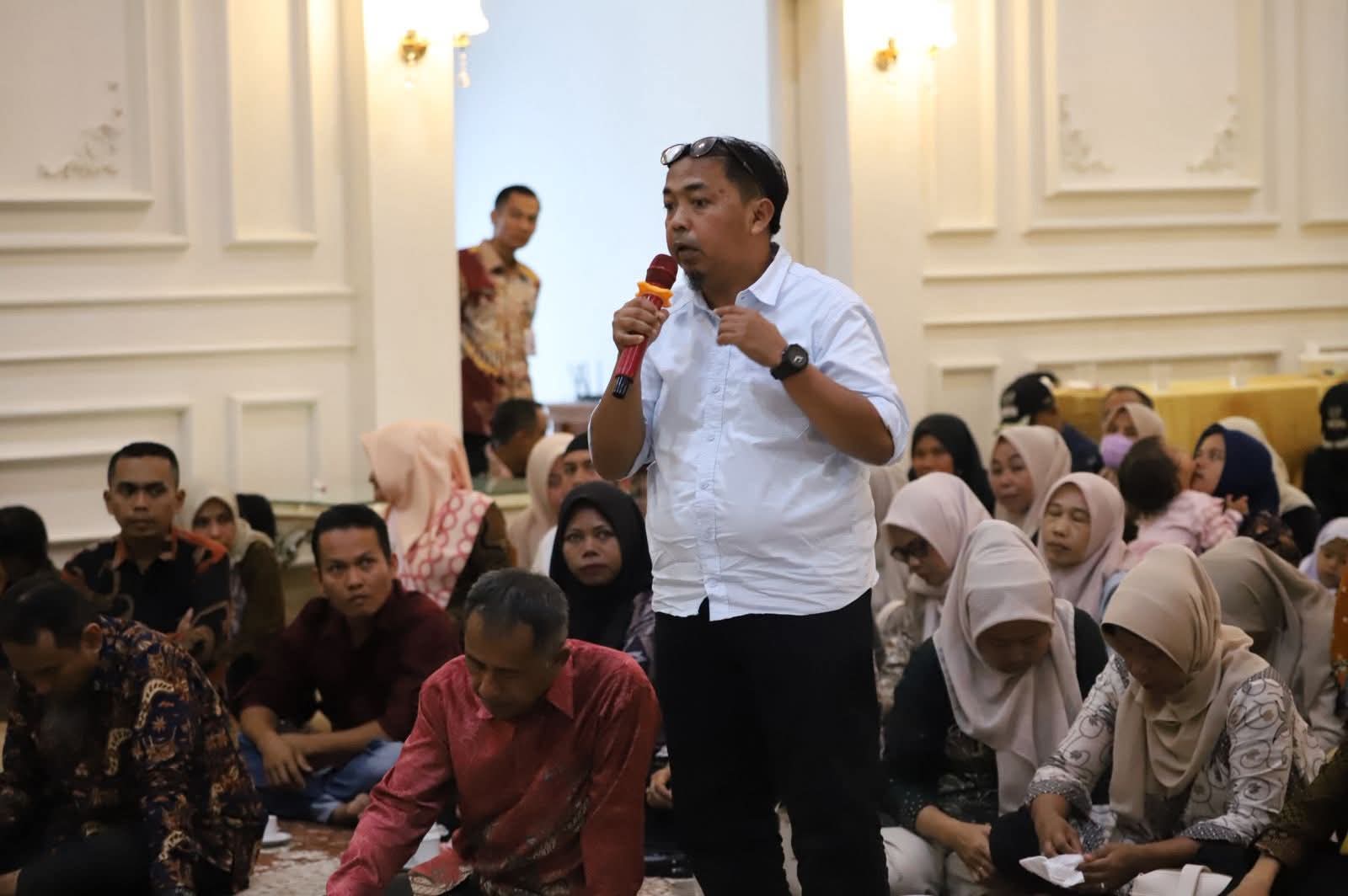 Ketua RT saat sampaikan aspirasi saat silaturrahmi dengan Wako Hendri dipendopo Rudin Wako, Kamis (7/8/2025).